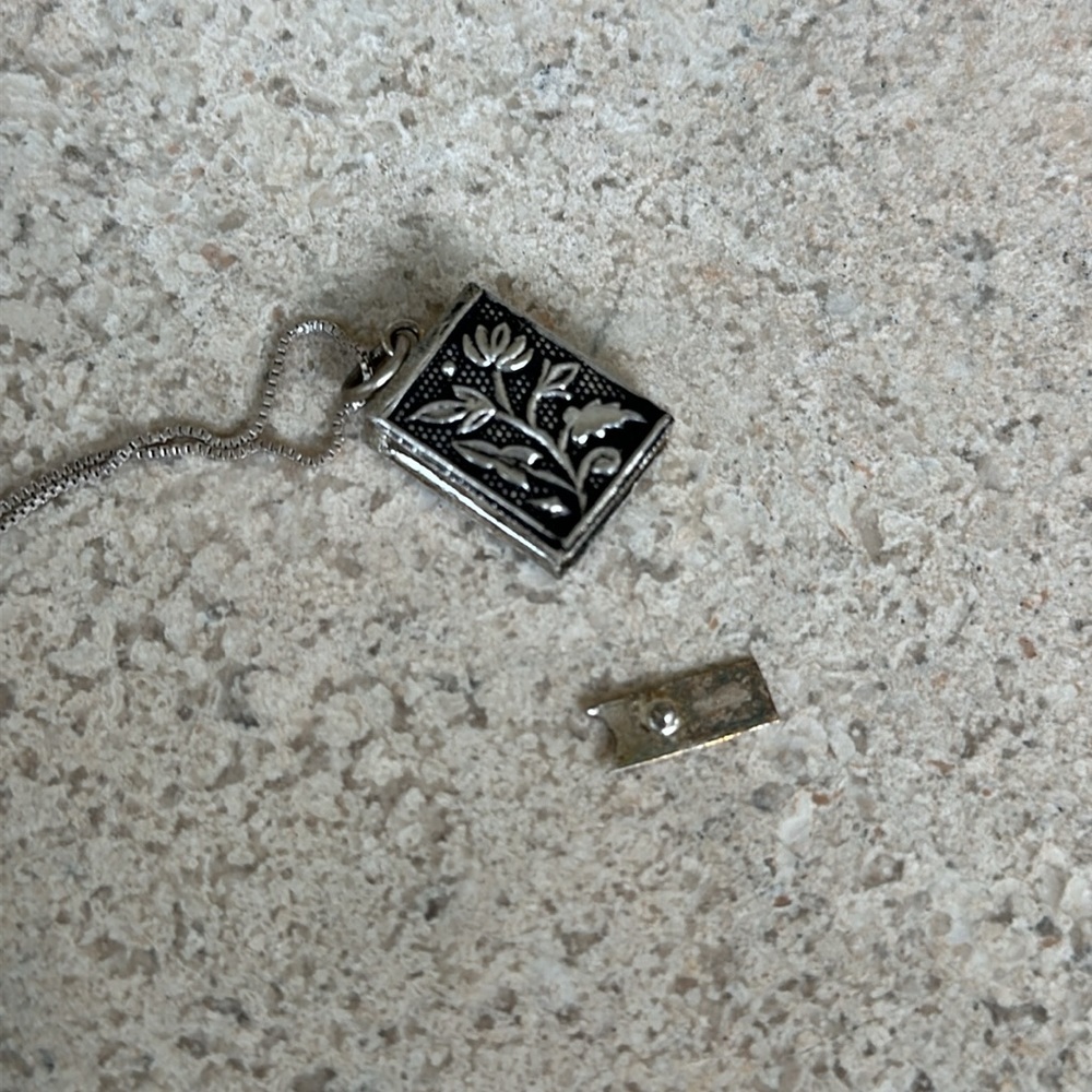 Silver box chain and small floral secret Quran book charm Farsi Persian - Picture 9 of 15